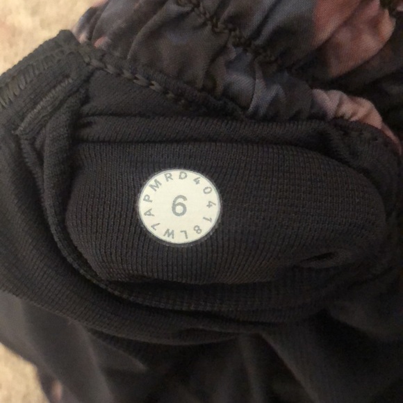 Lululemon Hotty Hot Short 2.5 - Picture 4 of 4